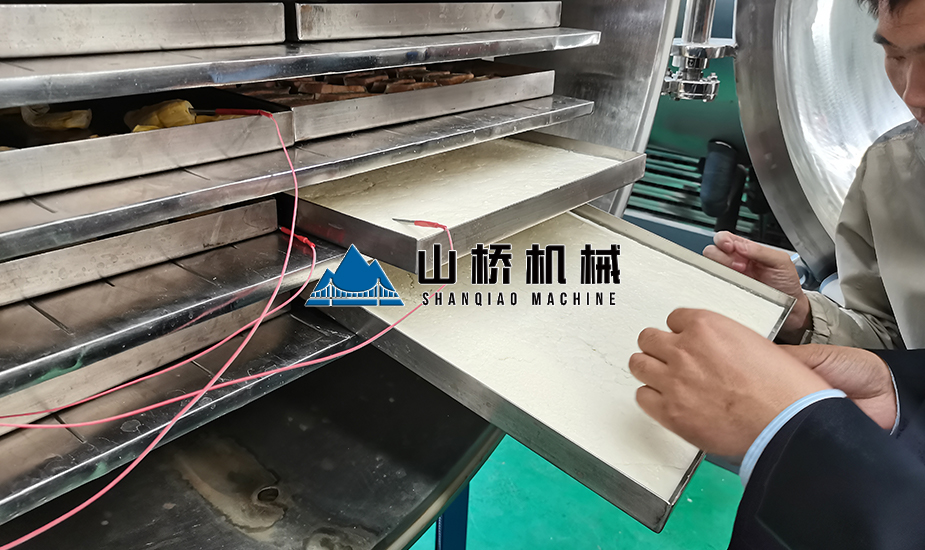 牛奶真空冷凍干燥機(jī)(圖2) 牛奶真空冷凍干燥機(jī)(圖2)